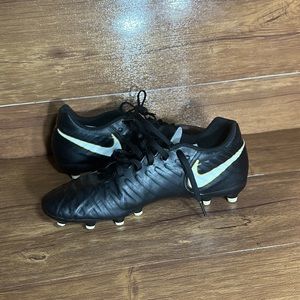Nike TIEMPO Cleat Soccer / Outdoor Cleats Size 8